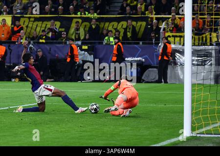Dortmund, Allemagne. 15 avril 2025. Jules Kounde (G) du FC Barcelone tire lors du match de 2ème match de football de 2ème manche de l'UEFA Champions League entre le Borussia Dortmund et le FC Barcelone à Dortmund, Allemagne, le 15 avril 2025. Crédit : Joachim Bywaletz/Xinhua/Alamy Live News Banque D'Images