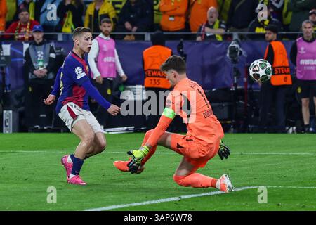 Dortmund, Allemagne. 15 avril 2025. Fermin Lopez (G) du FC Barcelone tire lors du match de 2ème match de football de 2ème manche de l'UEFA Champions League entre le Borussia Dortmund et le FC Barcelone à Dortmund, Allemagne, le 15 avril 2025. Crédit : Joachim Bywaletz/Xinhua/Alamy Live News Banque D'Images