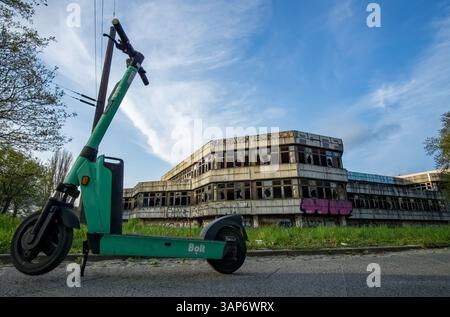 Bolt e-scooter garé par le DDR Sporthotel Hohenschönhausen, un lieu perdu populaire à Berlin, en Allemagne. Banque D'Images