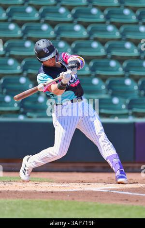 Winston-Salem, NC, USA ; Ryan Galanie (14 ans), infielder de Winston-Salem Dash, s'est faufilé lors d'un match du MiLB contre les Grasshoppers de Greensboro, le dimanche 13 avril 2025 au Truist Stadium. Le Dash a battu les Grasshoppers 10-4. (Christopher Hall/image du sport) Banque D'Images