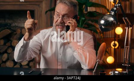 En colère homme âgé caucasien homme vieux parlant téléphone mobile smartphone négatif furieux criant directeur de conflit patron argumentant homme d'affaires Banque D'Images