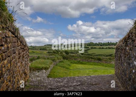 Champs verts vus des murs de pierre du fort Charles sur le port de Kinsale dans le comté de Cork, Irlande, sous un ciel bleu partiellement nuageux. Banque D'Images