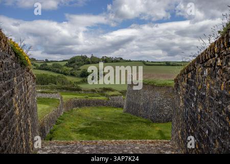 Champs verts vus des murs de pierre du fort Charles sur le port de Kinsale dans le comté de Cork, Irlande, sous un ciel bleu partiellement nuageux. Banque D'Images