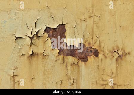 Peler de la vieille peinture sur une vieille porte métallique rouillée Banque D'Images