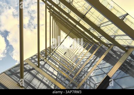 Façade vitrée d'un immeuble de bureaux moderne dans le centre de Berlin Banque D'Images