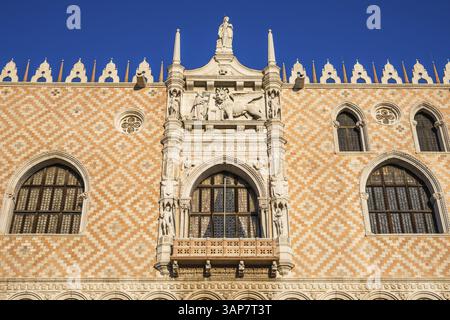Prachterker, relief du Lion de St Marc, détail de la façade, Palais des Doges, Venise, Italie, Europe Banque D'Images