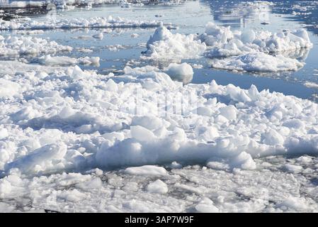 Glace flottante sur l'océan au Groenland avec les reflets d'un ciel bleu dans l'eau, baie de Disko, Groenland, Amérique du Nord Banque D'Images