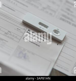 Certificat d'incapacité de travail d'un patient après un test corona positif Banque D'Images