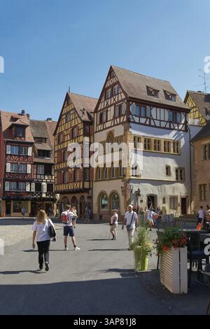Touristes du monde entier dans la vieille ville médiévale pittoresque de Colmar en France Banque D'Images