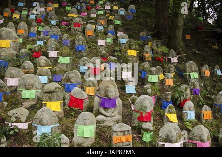 Petites statues de bouddha au temple Kiyomizu à Kyoto, Japon avec de petites écharpes en hiver, Kyoto, Japon, Asie Banque D'Images