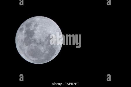 La pleine Lune le 2025 avril, un micromoon à l'apogée, vu dans l'hémisphère sud. Banque D'Images