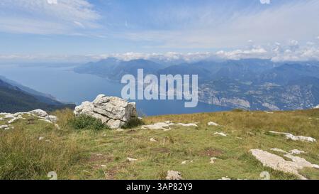 Vue depuis le sommet du Monte Baldo près de Malcesine avec vue sur le lac de Garde Banque D'Images