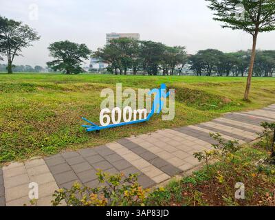 panneau de pointe de 600 m sur la piste de course dans la zone sportive de logement Banque D'Images