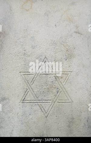 Étoile de David comme symbole du judaïsme sur une pierre tombale altérée avec un espace texte au-dessus Banque D'Images