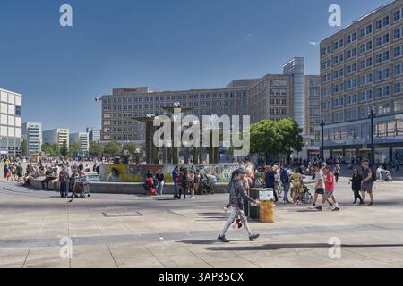 Les gens à la fontaine sur Alexanderplatz à Berlin Banque D'Images