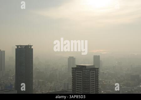 Skyline de la ville d'Osaka un jour brumeux, smog, Osaka, Japon, Asie Banque D'Images