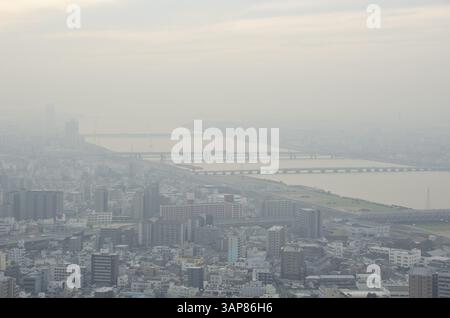 Skyline de la ville d'Osaka un jour brumeux, smog, Osaka, Japon, Asie Banque D'Images