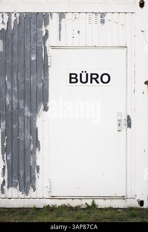 Entrée délabrée d'un bureau à Magdebourg Banque D'Images