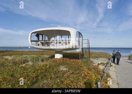 L'ancienne tour de sauvetage de l'architecte Ulrich Muether sur la plage sur la côte Baltique de Binz Banque D'Images