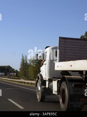 Camion sur la Panamericana dans la province de Buenos Aires, Argentine 2018 Banque D'Images