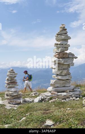 Pierres empilées par les touristes et quelques randonneurs sur le sommet du Monte Baldo sur le lac de Garde Banque D'Images