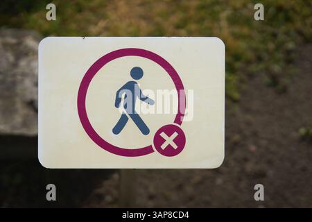 Pas de panneau d'intrusion devant une prairie en Allemagne Banque D'Images