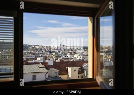 Vue à travers la fenêtre ouverte sur le centre historique de Prague avec le château de Prague Banque D'Images