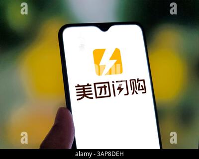 SUQIAN, CHINE - 16 AVRIL 2025 - une photo d'illustration montre le LOGO Meituan Flash Purchase affiché sur un smartphone à Suqian, dans la province du Jiangsu, en Chine, le 16 avril 2025. Banque D'Images