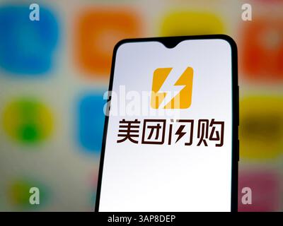 SUQIAN, CHINE - 16 AVRIL 2025 - une photo d'illustration montre le LOGO Meituan Flash Purchase affiché sur un smartphone à Suqian, dans la province du Jiangsu, en Chine, le 16 avril 2025. Banque D'Images