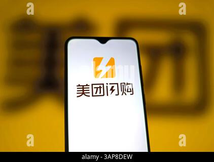 SUQIAN, CHINE - 16 AVRIL 2025 - une photo d'illustration montre le LOGO Meituan Flash Purchase affiché sur un smartphone à Suqian, dans la province du Jiangsu, en Chine, le 16 avril 2025. Banque D'Images