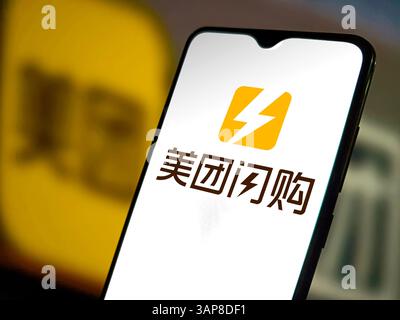 SUQIAN, CHINE - 16 AVRIL 2025 - une photo d'illustration montre le LOGO Meituan Flash Purchase affiché sur un smartphone à Suqian, dans la province du Jiangsu, en Chine, le 16 avril 2025. Banque D'Images