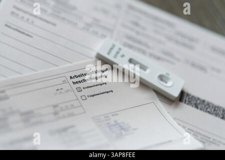 Certificat d'incapacité de travail, certificat de maladie, d'un patient après un test corona positif en Allemagne Banque D'Images