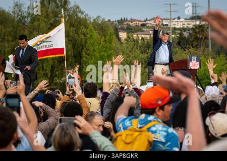 Le sénateur Bernie Sanders fait des vagues depuis la scène lors d'un rassemblement politique au Folsom Lake College dans le cadre de sa tournée d'oligarchie combattante avec AOC Banque D'Images