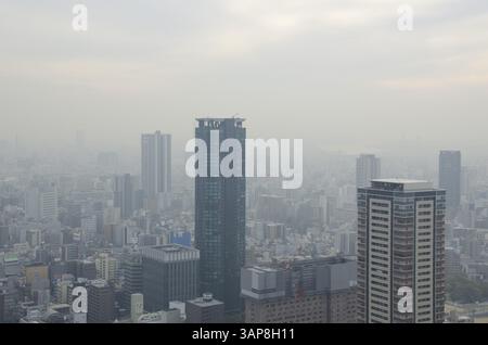 Skyline de la ville d'Osaka un jour brumeux, smog, Osaka, Japon, Asie Banque D'Images