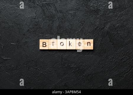 Mot CASSÉ écrit sur le bloc de bois. TEXTE CASSÉ sur la table de ciment pour votre conception, concept. Banque D'Images