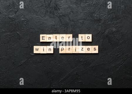 Participez pour gagner des prix écrits sur un bloc de bois. Inscrivez-vous pour gagner le texte des prix sur la table de ciment pour votre concept de Desing, vue du dessus. Banque D'Images