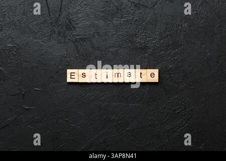 estimer le mot écrit sur le bloc de bois. estimer le texte sur le tableau, concept. Banque D'Images