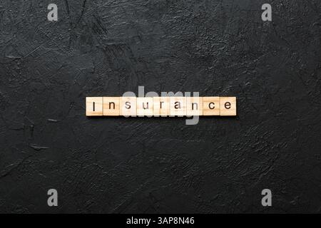 Mot d'assurance écrite sur bloc de bois. d'avion texte sur table, concept. Banque D'Images