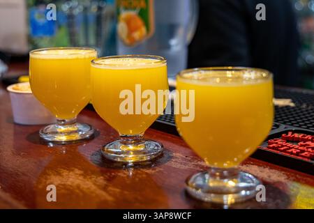 Boissons poncha traditionnelles dans un bar sur l'île de Madère, Portugal Banque D'Images