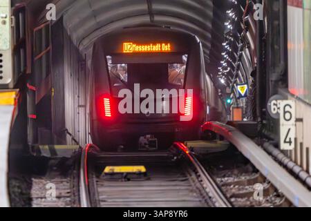 U-Bahn Linie U2 zur Messestadt Ost im tunnel, April 2025 Deutschland, München, April 2025, U-Bahn Linie U2 mit Ziel Messestadt Ost, im U-Bahn-tunnel, fotografiert BEI der Abfahrt vom Bahnsteig eines U-Bahnhofs mit Teleobjektiv, Bahnsteig hat eine leichte Kurve, deshalb ist diese Perspektive gefahrlos möglich, ÖPNV, Öffentlicher, Verhkehr, Öffentliche, Verkkehr, Verkkehr,, Verkkehr,,, Vermitskehr, Bayern *** ligne de métro U2 à Messestadt Ost dans le tunnel, avril 2025 Allemagne, Munich, avril 2025, ligne de métro U2 avec destination Messestadt Ost, dans le tunnel de métro, photographiée lors du départ du quai Banque D'Images