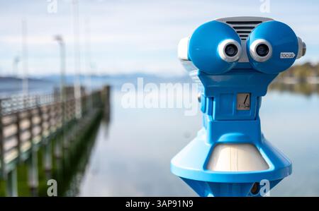 Starnberg, Allemagne. 16 avril 2025. Une paire de jumelles publiques avec une fente pour pièces de monnaie peut être trouvée au lac Starnberg. Crédit : Leonie Asendorpf/dpa/Alamy Live News Banque D'Images
