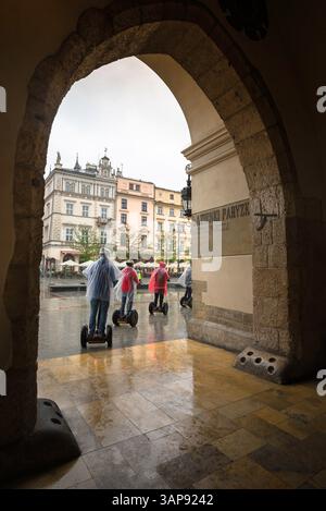 Touristes de pluie, vue de touristes portant des ponchos chevauchant des segways un jour de pluie à Cracovie (Cracovie), Pologne Banque D'Images