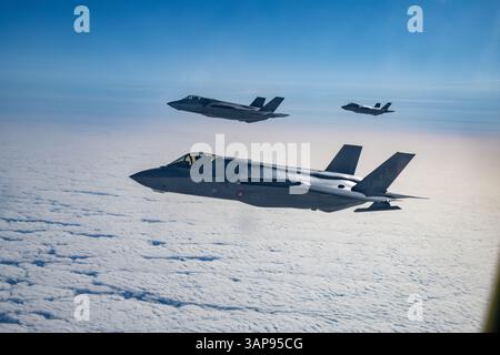 Trois F-35 Lightning IIS de la Royal Danish Air Force volent aux côtés d'un KC-135 Stratotanker de l'US Air Force depuis la 100th Air ravitaillement Wing, RAF Mildenhall, Banque D'Images