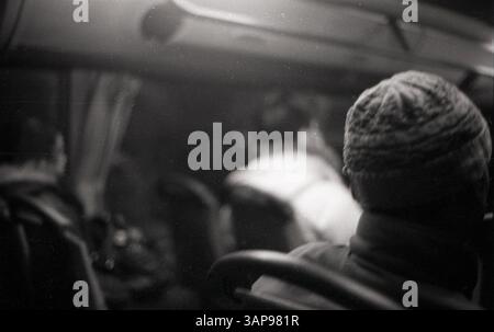 Intérieur du bus public avec des passagers assis en hiver - perspective de vue arrière, début des années 2000 Chine Banque D'Images
