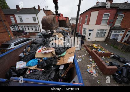 Les sacs poubelles sont emportés sur Poplar Road à Birmingham. Les membres de Unite ont rejeté un accord visant à mettre fin à une grève de longue date des collecteurs de déchets. UNITE a déclaré que ses membres à Birmingham avaient voté massivement contre ce que l'union a décrit comme l'offre "totalement inadéquate" du conseil, qui, selon elle, comprenait toujours des réductions de salaire. Date de la photo : mercredi 16 avril 2025. Banque D'Images