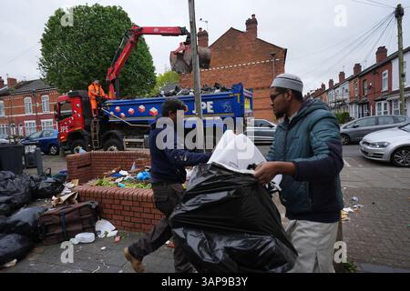 Les sacs poubelles sont emportés sur Poplar Road à Birmingham. Les membres de Unite ont rejeté un accord visant à mettre fin à une grève de longue date des collecteurs de déchets. UNITE a déclaré que ses membres à Birmingham avaient voté massivement contre ce que l'union a décrit comme l'offre "totalement inadéquate" du conseil, qui, selon elle, comprenait toujours des réductions de salaire. Date de la photo : mercredi 16 avril 2025. Banque D'Images