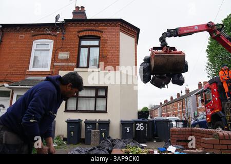 Les sacs poubelles sont emportés sur Poplar Road à Birmingham. Les membres de Unite ont rejeté un accord visant à mettre fin à une grève de longue date des collecteurs de déchets. UNITE a déclaré que ses membres à Birmingham avaient voté massivement contre ce que l'union a décrit comme l'offre "totalement inadéquate" du conseil, qui, selon elle, comprenait toujours des réductions de salaire. Date de la photo : mercredi 16 avril 2025. Banque D'Images