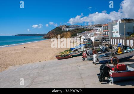 Salema, Algarve, Portugal - Fischerboote am Strand von Salema. Salema ist ein Dorf in der portugiesischen Gemeinde Budens, Kreis Vila do Bispo im Distrikt Faro, an der Algarve. Es liegt in einem kleinen Tal, das die schroffe Kueste der Felsalgarve unterbricht, unmittelbar am Meer. Salema Algarve Portugal *** Salema, Algarve, Portugal bateaux de pêche sur la plage de Salema Salema est un village de la municipalité portugaise de Budens, district de Vila do Bispo, district de Faro, dans l'Algarve il est situé dans une petite vallée qui interrompt la côte accidentée de l'Algarve rocheuse, juste au bord de la mer Sal Banque D'Images