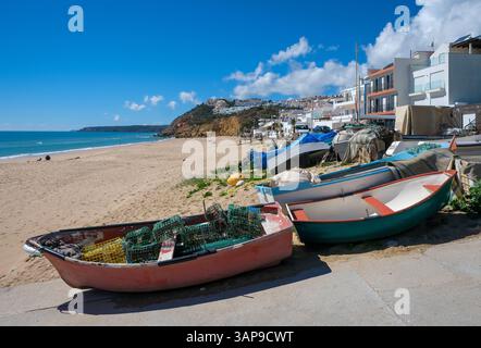 Salema, Algarve, Portugal - Fischerboote am Strand von Salema. Salema ist ein Dorf in der portugiesischen Gemeinde Budens, Kreis Vila do Bispo im Distrikt Faro, an der Algarve. Es liegt in einem kleinen Tal, das die schroffe Kueste der Felsalgarve unterbricht, unmittelbar am Meer. Salema Algarve Portugal *** Salema, Algarve, Portugal bateaux de pêche sur la plage de Salema Salema est un village de la municipalité portugaise de Budens, district de Vila do Bispo, district de Faro, dans l'Algarve il est situé dans une petite vallée qui interrompt la côte accidentée de l'Algarve rocheuse, juste au bord de la mer Sal Banque D'Images