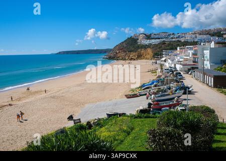 Salema, Algarve, Portugal - Fischerboote am Strand von Salema. Salema ist ein Dorf in der portugiesischen Gemeinde Budens, Kreis Vila do Bispo im Distrikt Faro, an der Algarve. Es liegt in einem kleinen Tal, das die schroffe Kueste der Felsalgarve unterbricht, unmittelbar am Meer. Salema Algarve Portugal *** Salema, Algarve, Portugal bateaux de pêche sur la plage de Salema Salema est un village de la municipalité portugaise de Budens, district de Vila do Bispo, district de Faro, dans l'Algarve il est situé dans une petite vallée qui interrompt la côte accidentée de l'Algarve rocheuse, juste au bord de la mer Sal Banque D'Images